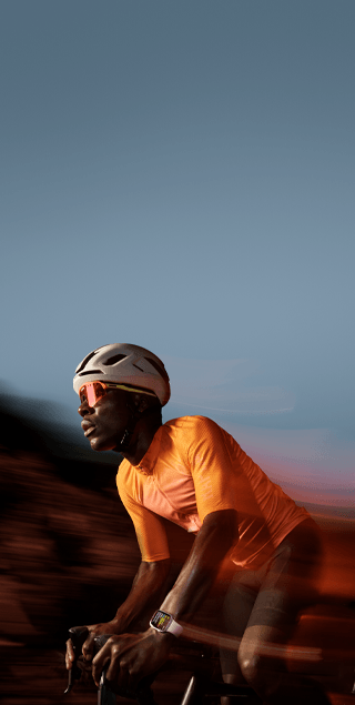 Uma pessoa praticando ciclismo e usando um Apple Watch Series 9.