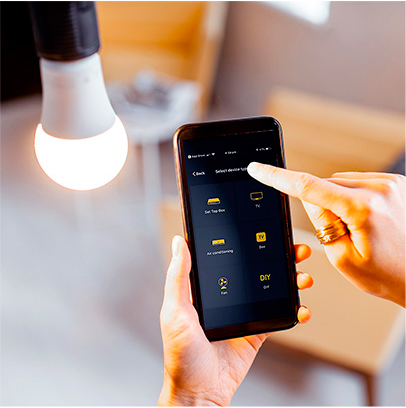 Kit Casa Inteligente Goldentec: Tomada Inteligente Wi-Fi + Controle Remoto Smart Infravermelho Universal + Lâmpada LED Inteligente Wi-Fi