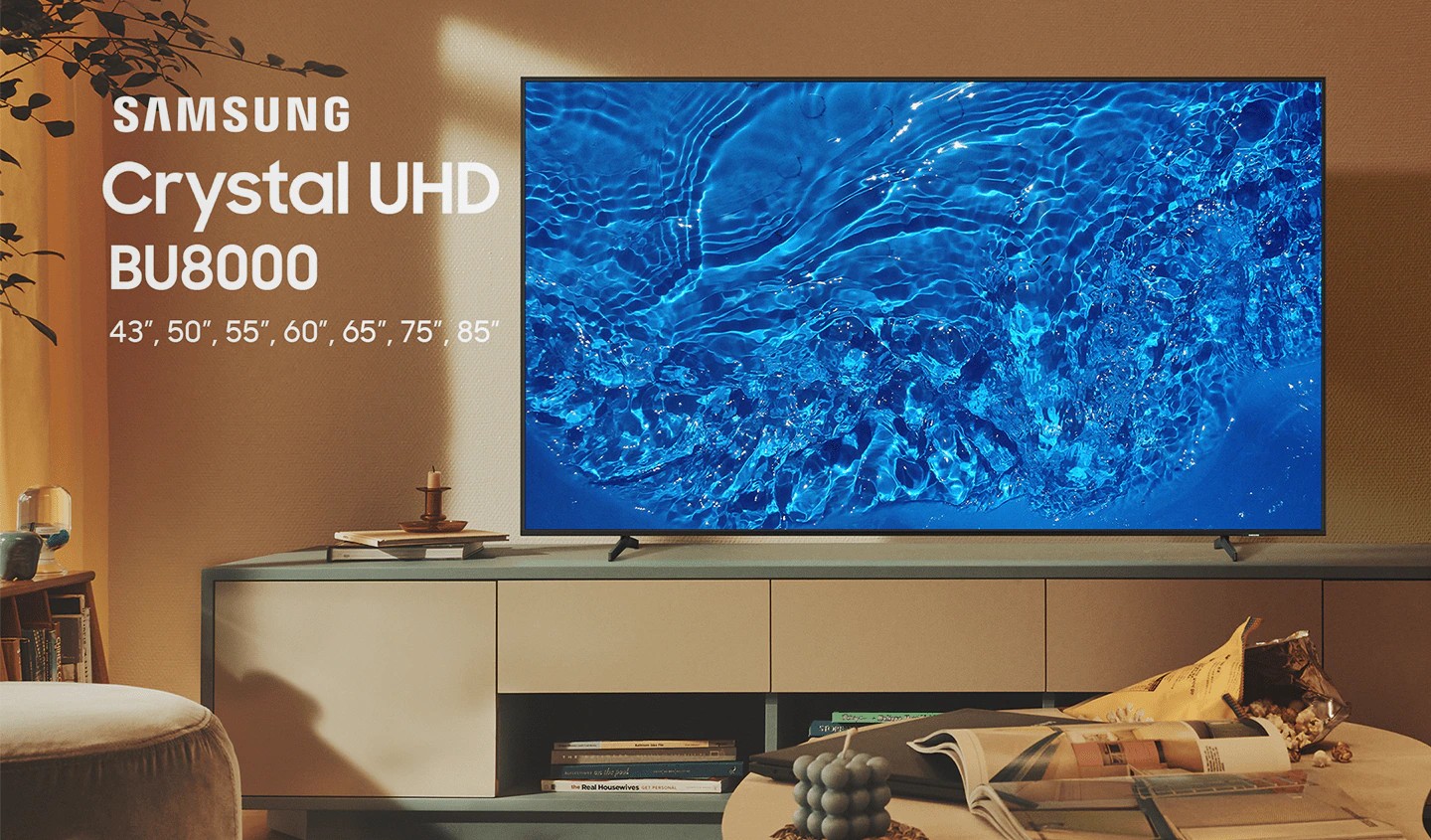 Uma sala de estar moderna e elegante com uma TV Samsung Crystal UHD BU8000 como ponto focal
