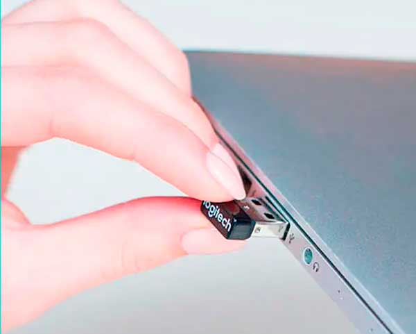 Mouse sem fio Logitech M170 Azul Claro, Design Ambidestro Compacto, Conexão USB e Pilha Inclusa