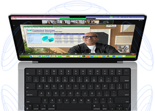 MacBook Pro com ilustrações de círculos azuis ao redor do aparelho que exemplificam o efeito 3D do Áudio Espacial. Na tela, uma pessoa usa o recurso Sobreposição do Apresentador em uma reunião pelo Zoom para aparecer na frente do conteúdo apresentado